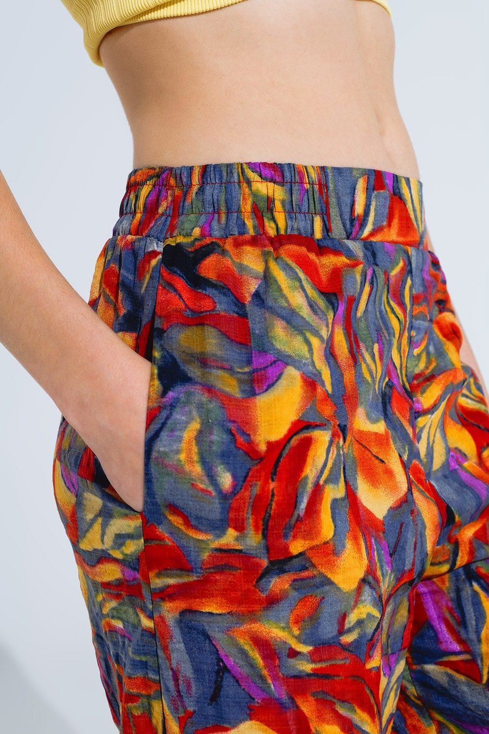 Straight Leg Pants With Floral Multicolor Print in Shades of Red